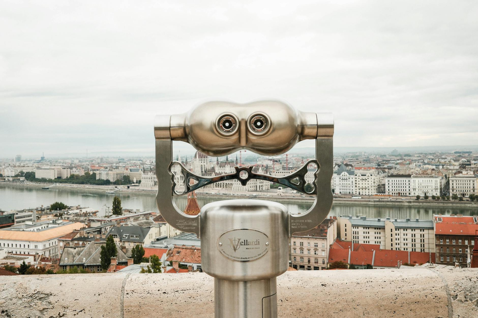 Panorama Budapesztu oglądana przez teleskop, widoczne zabytkowe budynki