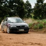 Rajdówka pędząca po szutrowym odcinku wśród zieleni na Filipinach