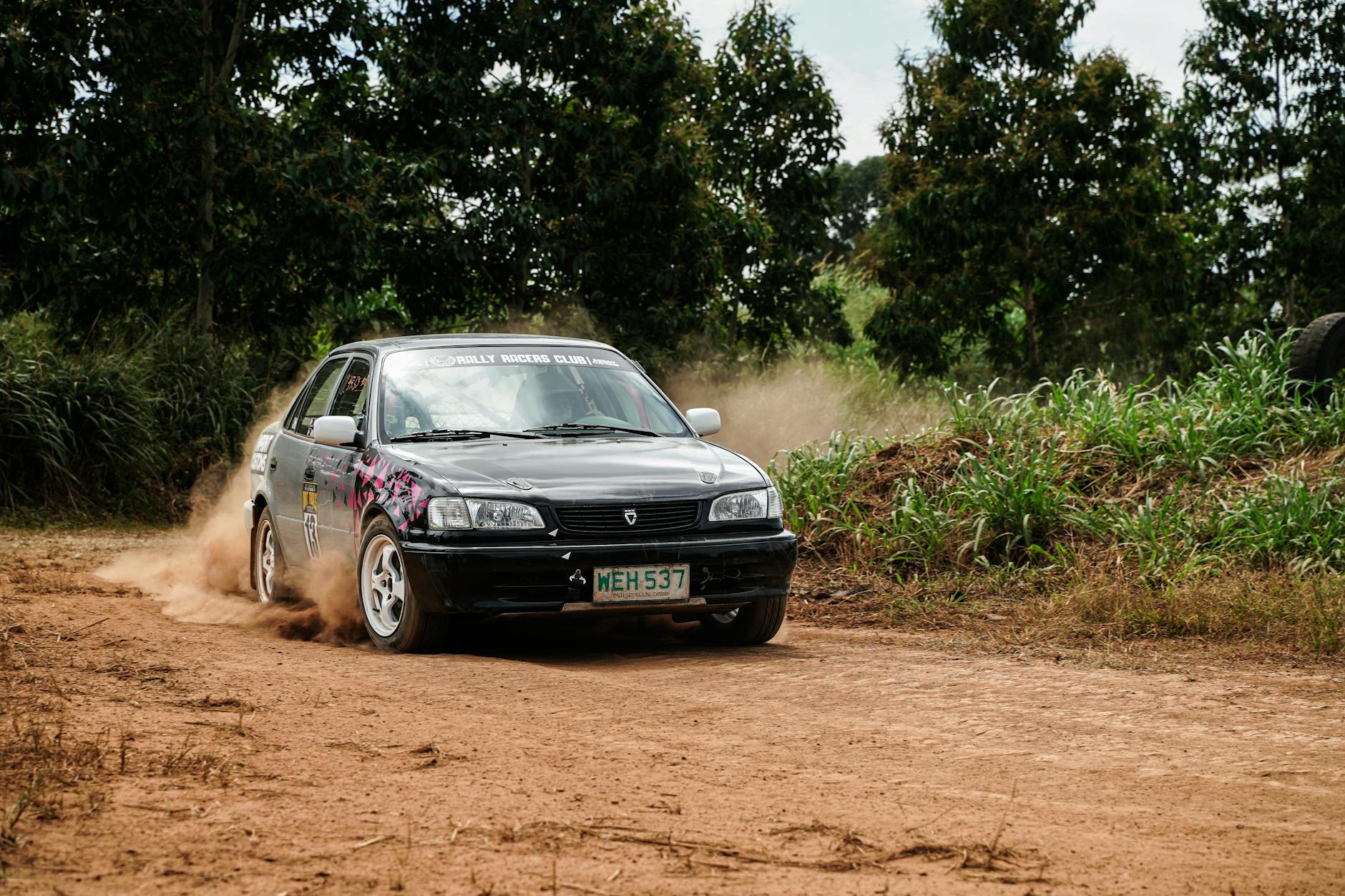 Rajdówka pędząca po szutrowym odcinku wśród zieleni na Filipinach