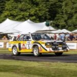 Audi rajdowe pokonuje zakręt na torze podczas zawodów w Anglii