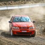 Fiat Palio na szutrowym odcinku rajdu w tumanach kurzu