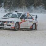 Mitsubishi rajdowe w kontrolowanym poślizgu na ośnieżonej drodze