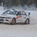 Rajdowe Mitsubishi driftuje na zaśnieżonej drodze w Rumunii