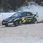 Subaru Impreza w rajdzie, drift na ośnieżonej leśnej trasie