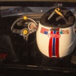 Retro kask rajdowy we wnętrzu klasycznego samochodu