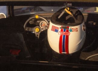 Retro kask rajdowy we wnętrzu klasycznego samochodu