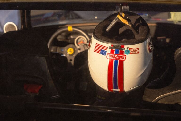 Retro kask rajdowy we wnętrzu klasycznego samochodu